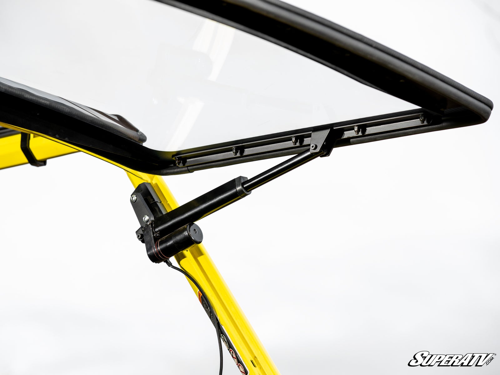 can-am-defender-power-flip-windshield_08__87049.jpg