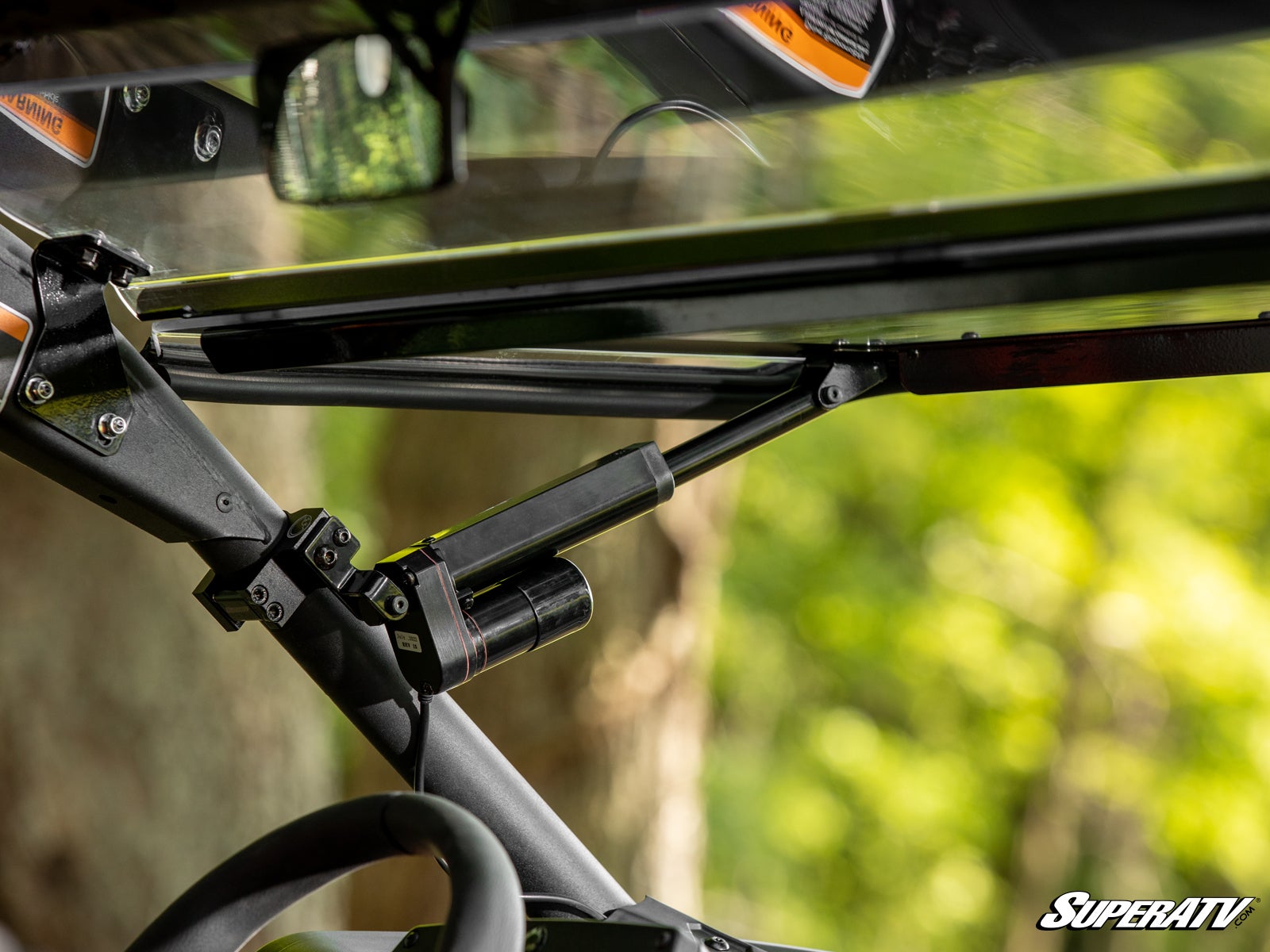 can-am-maverick_x3-power-flip_windshield_09__10965.jpg